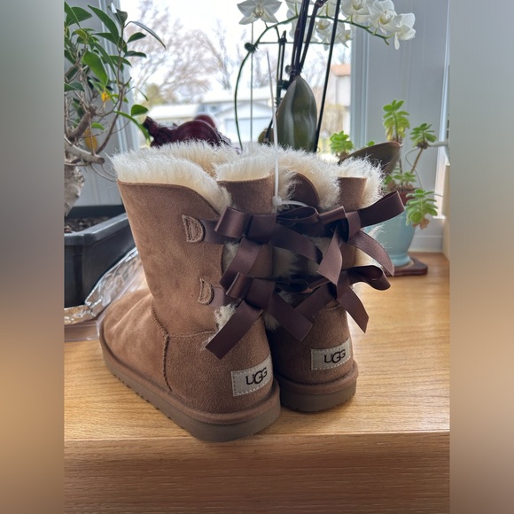 UGG SHOES| BAILEY BOW UGGS|COLOR TAN: SIZE 5 - Picture 2 of 16